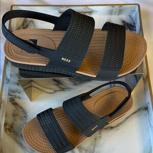 Reef Sista water sandals, in black and tan color, size 8